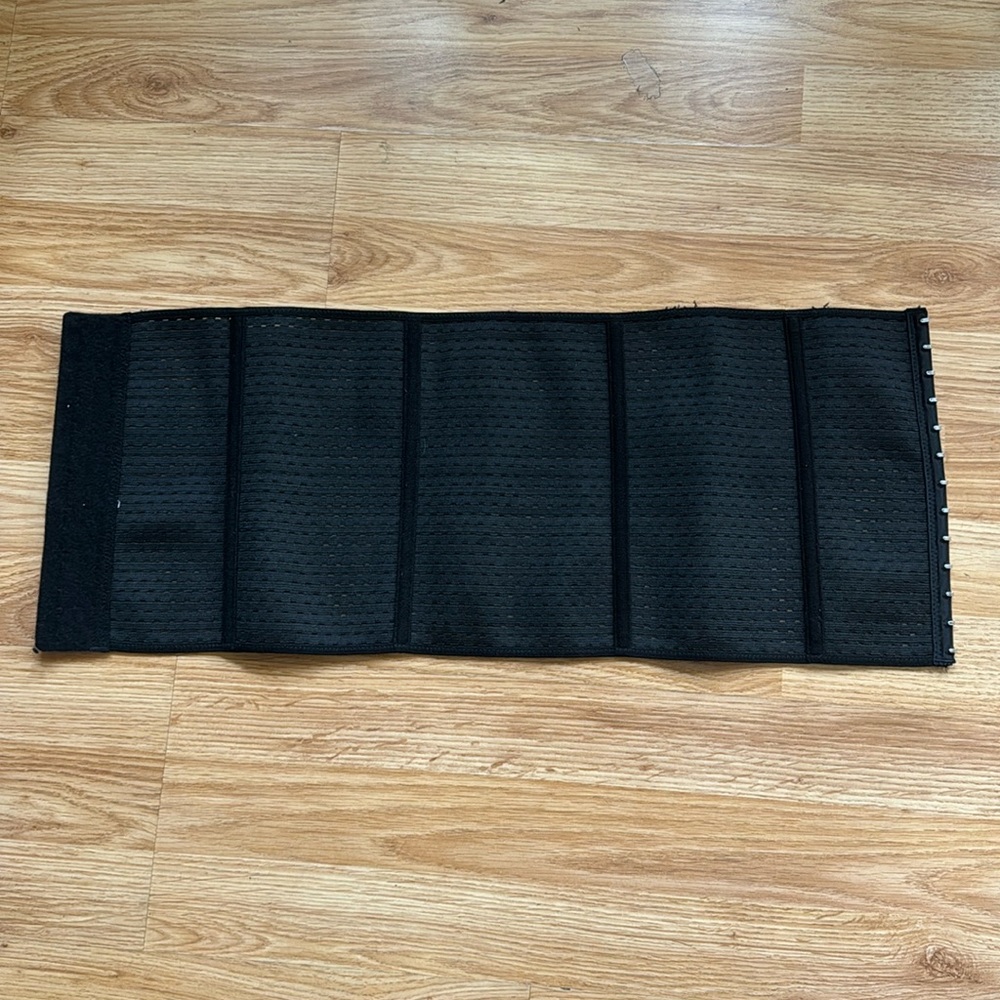 Black Waist Trainer ✨ - Picture 2 of 7